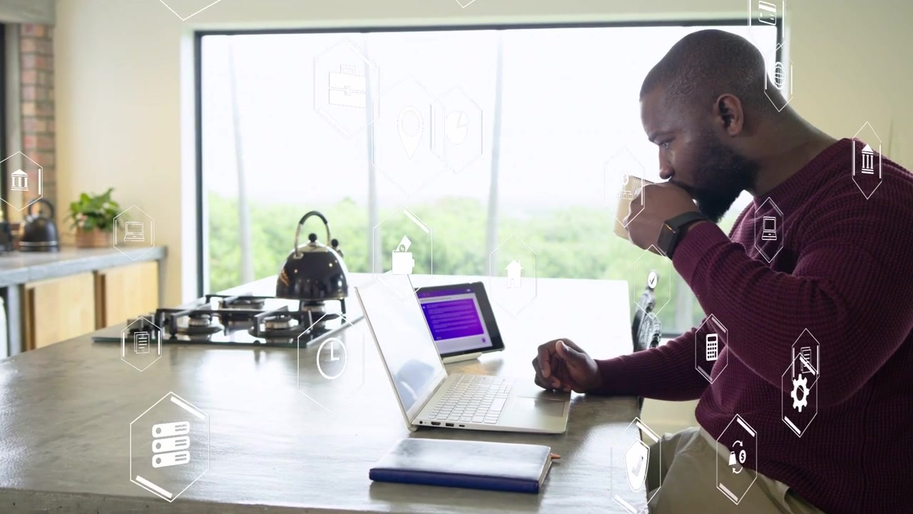 Video verticale: Digitazione, uomo con maglione bordeaux che sorseggia da una tazza per concentrarsi sul laptop a casa, spazio per il testo.