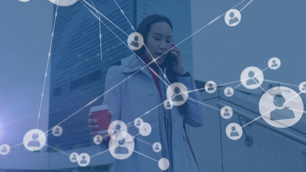 animación de una red de iconos de perfil sobre una mujer afroamericana hablando en un teléfono inteligente en las escaleras