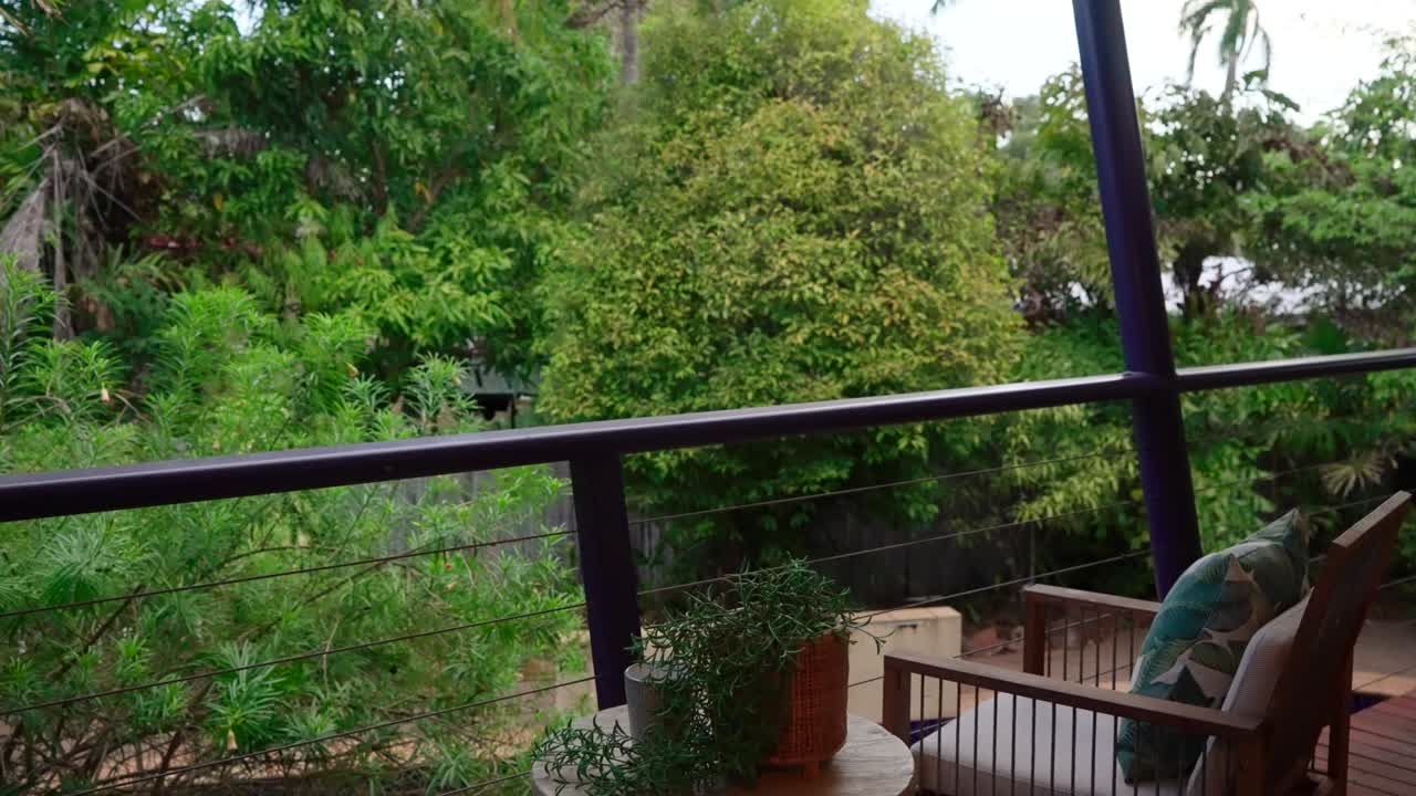 exterior elevado de casa tropical de estilo nt con un balcón de madera con impresionantes vistas al jardín