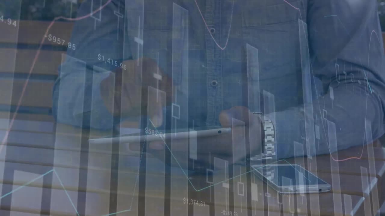 animazione di dati finanziari e grafici che si muovono sulle mani di un uomo bi-razziale che utilizza un tablet