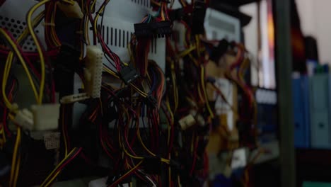 la instalación del cable no es ordenada y cuelga de los estantes de los dispositivos electrónicos y computadoras