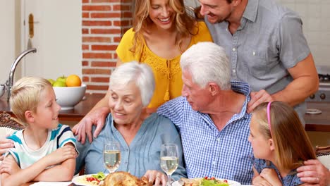 Familia-Extendida-En-La-Cena-Posando