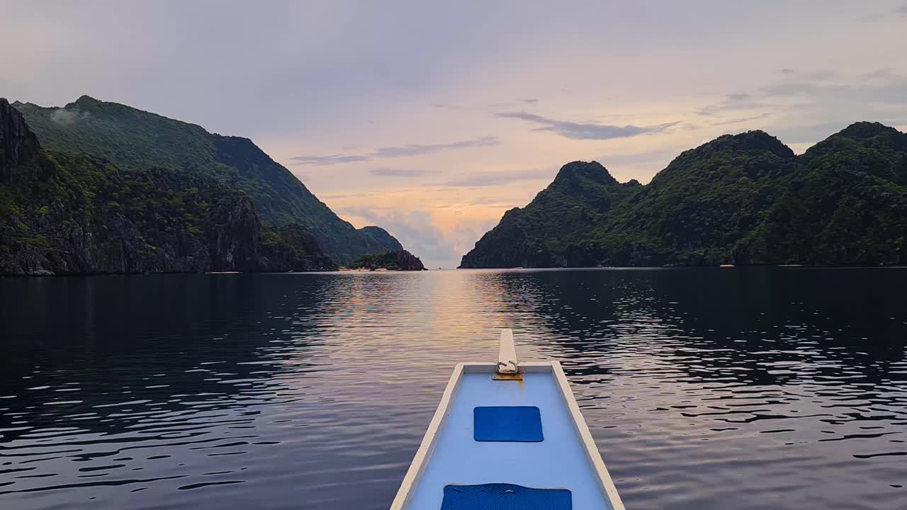 navegación en barco entre pequeñas islas tropicales deshabitadas al atardecer, punto de vista frontal, el nido, filipinas