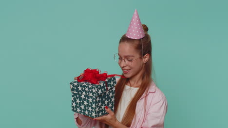 Niña-Sonriente-Recibiendo-Caja-De-Regalo,-Sorprendida-Satisfecha-Con-Un-Bonito-Regalo,-Sorpresa-De-Cumpleaños-Inesperada