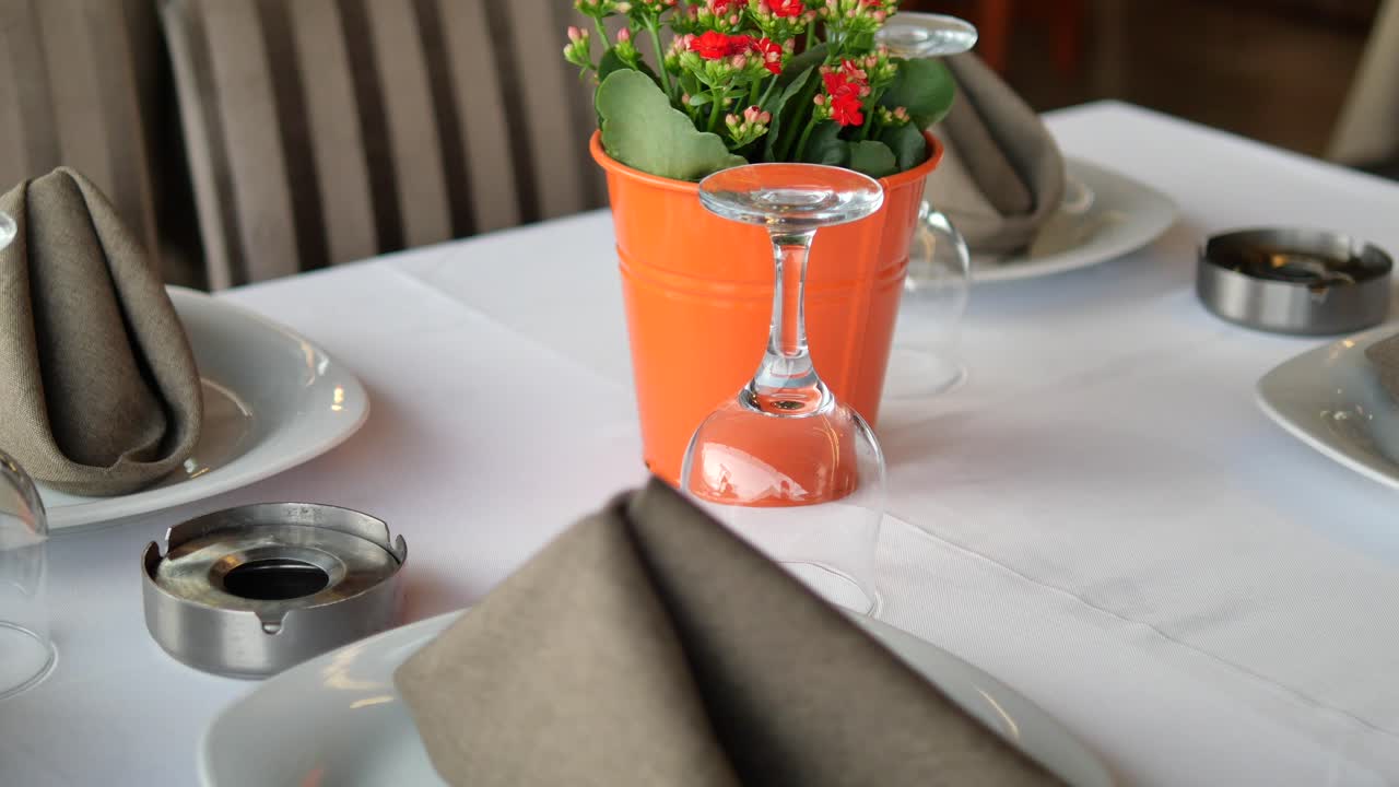 disposición de la mesa del restaurante