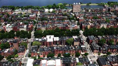 descripción: antena de boston de las casas de piedra rojiza de back bay junto a la calle newbury y el río charles