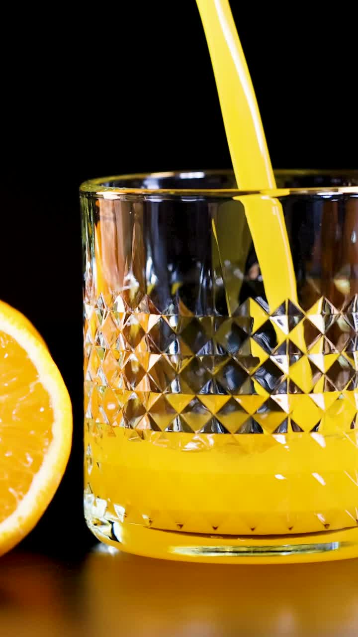 Succo versato in un bicchiere con arance