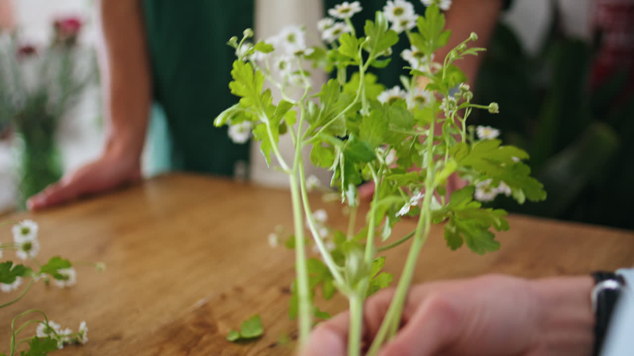 클로즈업 플로리스트 손은 꽃 가게에서 일합니다. 상점에서 꽃받침을 만드는 젊은 여성.