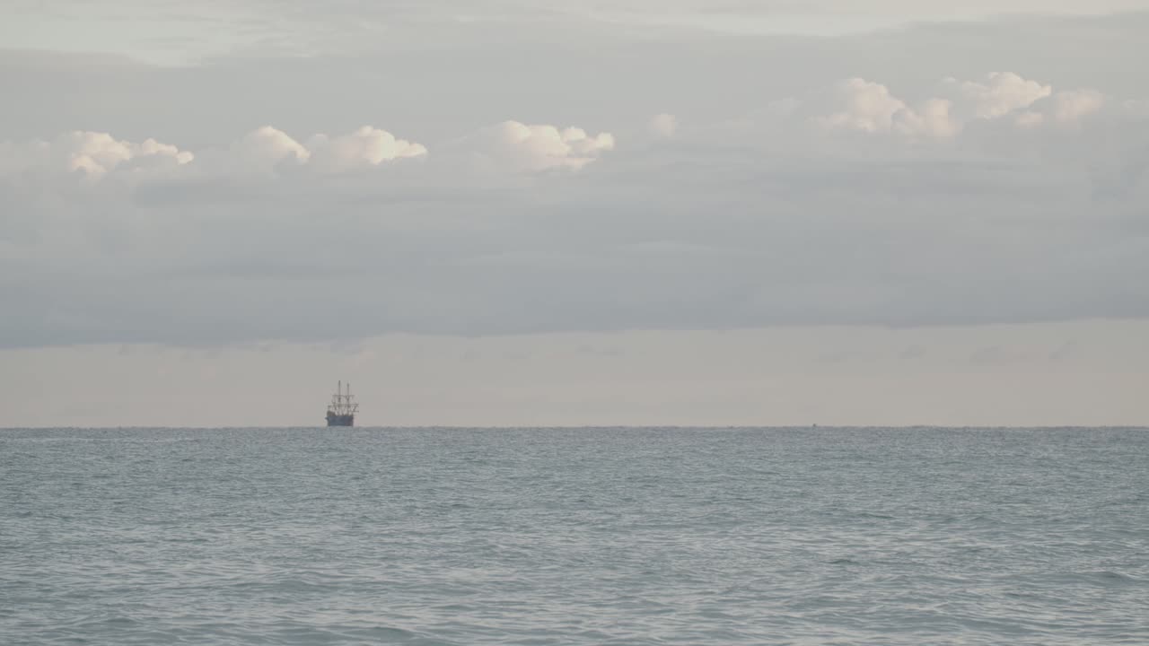 16세기 갤리온 안달루시아 복제선은 일출 시 흐린 날에 잔잔한 지중해에서 먼 거리를 항해합니다.