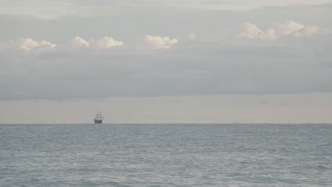 Galeone-Aus-Dem-16.-Jahrhundert,-Andalusisches-Nachbauschiff,-Das-An-Einem-Bewölkten-Tag-Bei-Sonnenaufgang-In-Der-Ferne-Im-Ruhigen-Mittelmeer-Segelt