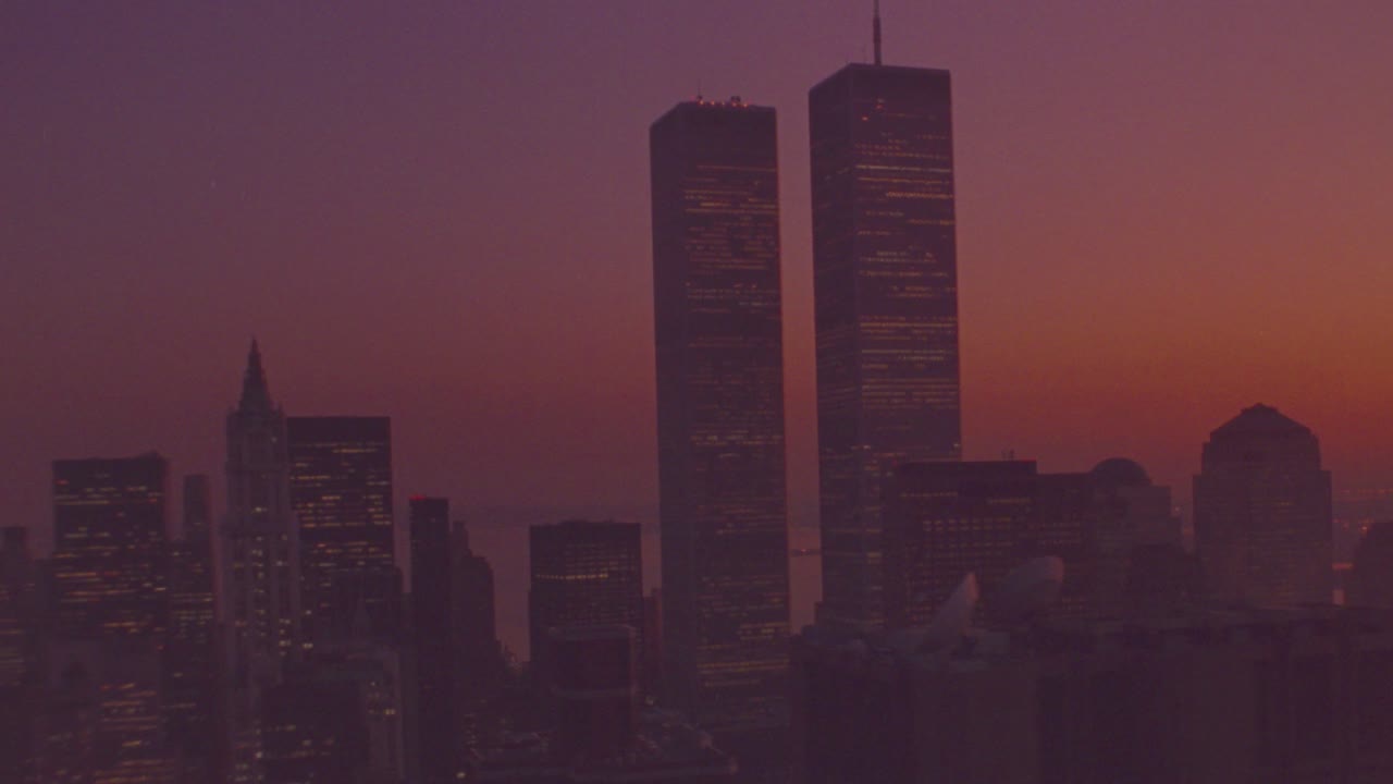 toma aérea al atardecer del centro de comercio mundial en manhattan, ciudad de nueva york