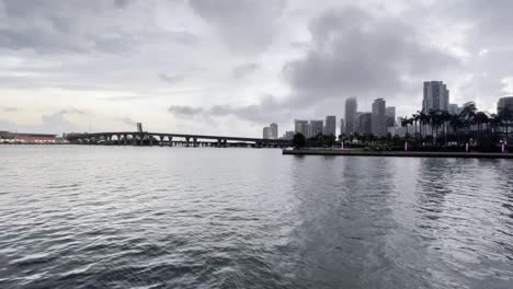 Vista-Panorámica-Del-Horizonte-Del-Centro-De-Miami-Desde-Bayfront-Park-Durante-La-Temporada-De-Huracanes.