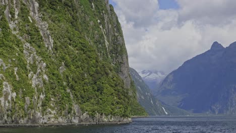 Milford-Sound-Con-Vista-A-La-Montaña-Durante-El-Día-En-Fiordland,-Nueva-Zelanda