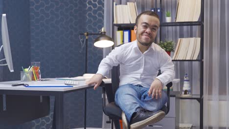 hombre enano discapacitado sonriendo haciendo señal de ok.
