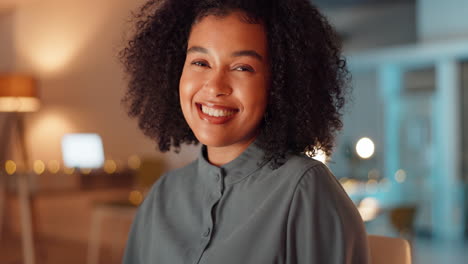 Face-of-happy-woman-in-office-at-night-working