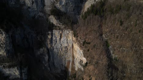 Cascada-Seerenbach,-Las-Cascadas-Ubicadas-Cerca-De-Betlis,-Cerca-De-La-Costa-De-Walensee