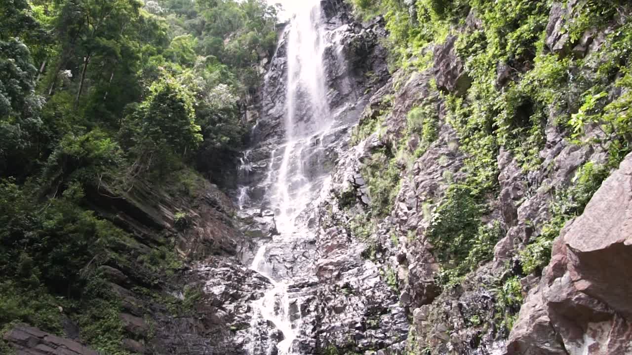 tiro de la cascada de temurun en langkawi malasia