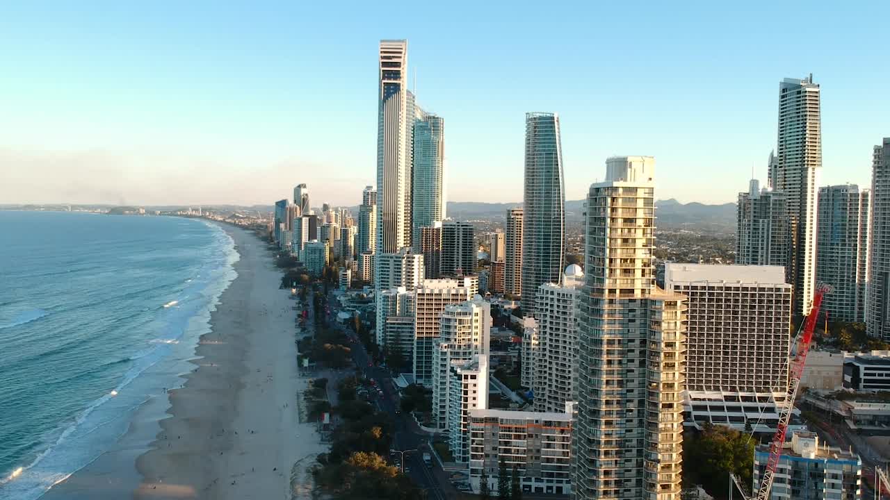 Veduta aerea di un grattacielo costruito accanto a una popolare spiaggia turistica