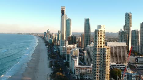 Vista-Aérea-De-Un-Edificio-De-Gran-Altura-Construido-Junto-A-Una-Popular-Playa-Turística