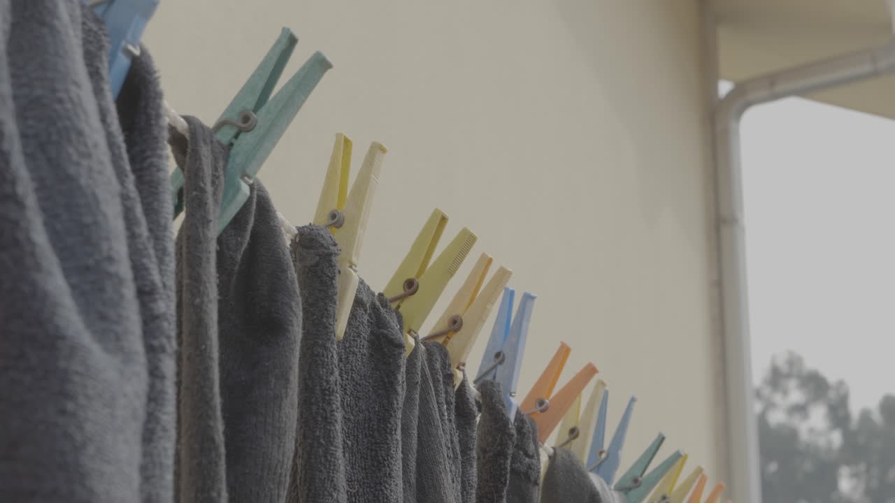 colgando la ropa afuera