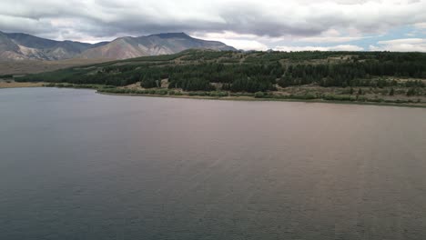 vista panorámica aérea sobre la laguna patagónica zeta verano del valle argentino tranquilo campo destino de viaje
