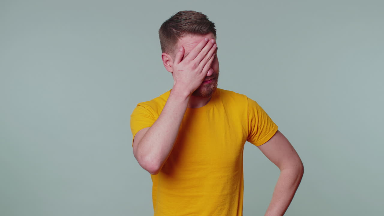 turista molesto hombre elegante haciendo rostro gesto de la palma, sintiéndose aburrido, decepcionado con el resultado, malas noticias