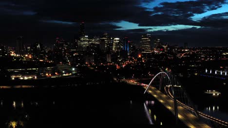 vista aerea del ponte di edmonton walterdale sul fiume saskatchewan settentrionale durante una notte d'estate e lo skyline del centro della città sullo sfondo