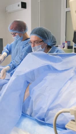 procedimiento médico en la sala de operaciones