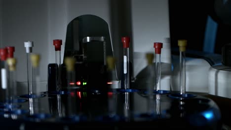 máquina de laboratorio con tubos de ensayo