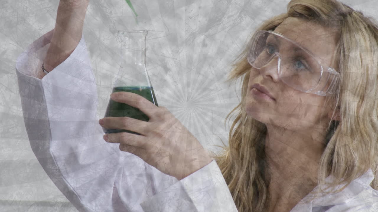 animación de rayas que giran sobre una científica caucásica que sostiene un vaso de laboratorio con líquido