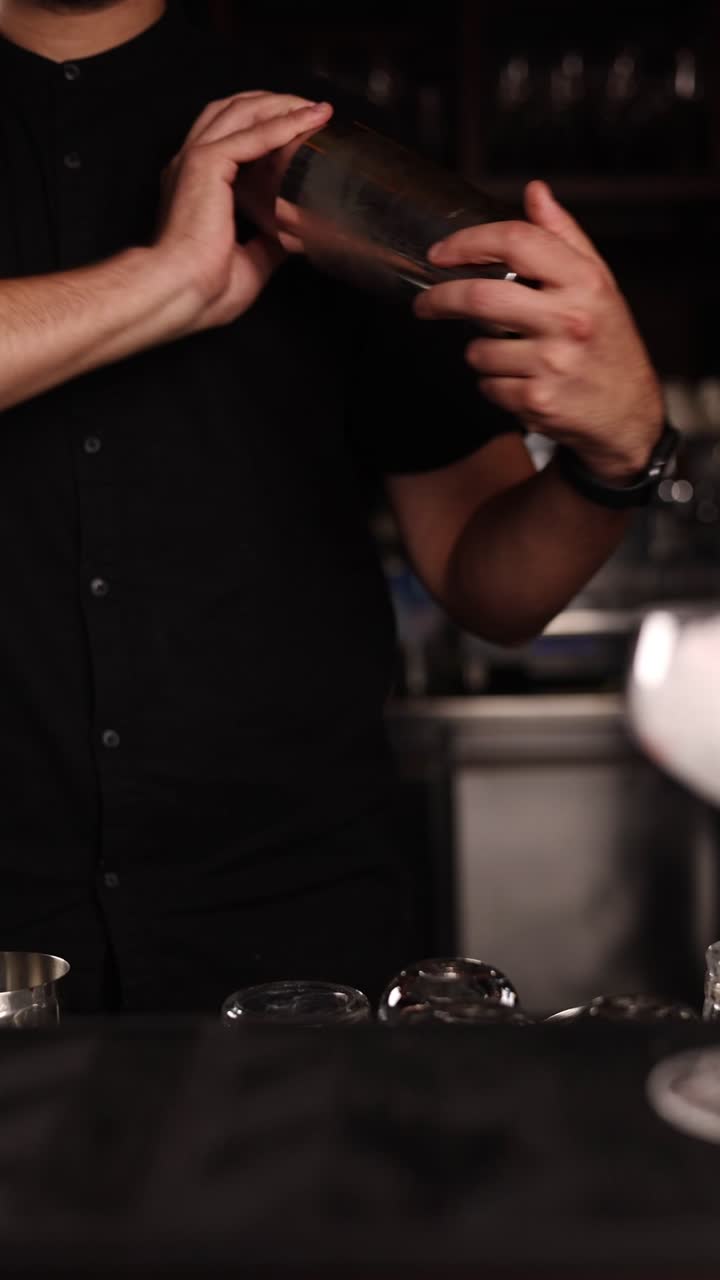 el camarero sacudiendo un cóctel.