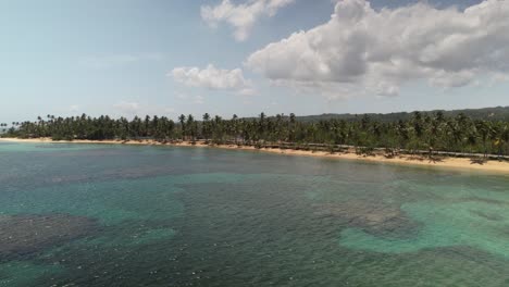 Vista-Aérea-Sobre-La-Costa-De-La-Playa-De-Las-Terrenas-Con-Agua-Turquesa