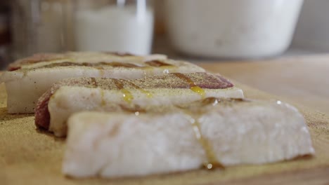 poner aceite de oliva encima de bistecs de carne sazonados