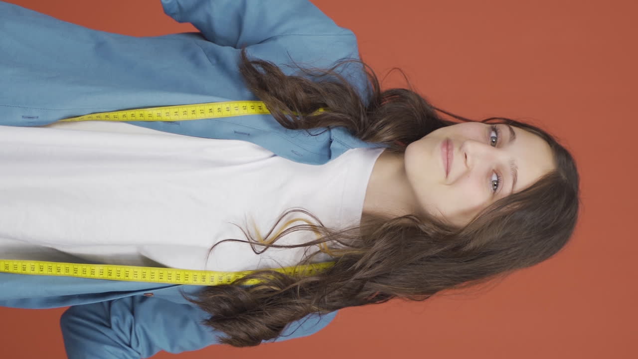 다이어트를 하는 젊은 여성의 수직 비디오가 선택을 합니다.