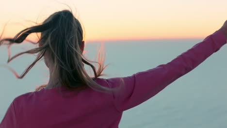 Glückliche-Frau-Mit-Erhobenen-Armen-Auf-Dem-Berggipfel,-Die-Die-Freiheit-Genießt-Und-Erfolge-Feiert.-Mädchen-Blickt-Bei-Sonnenuntergang-Auf-Die-Wunderschöne-Aussicht-Auf-Das-Meer