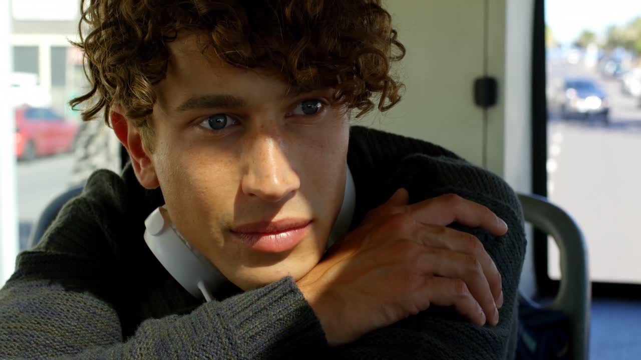 мужчина, путешествующий в автобусе 4k