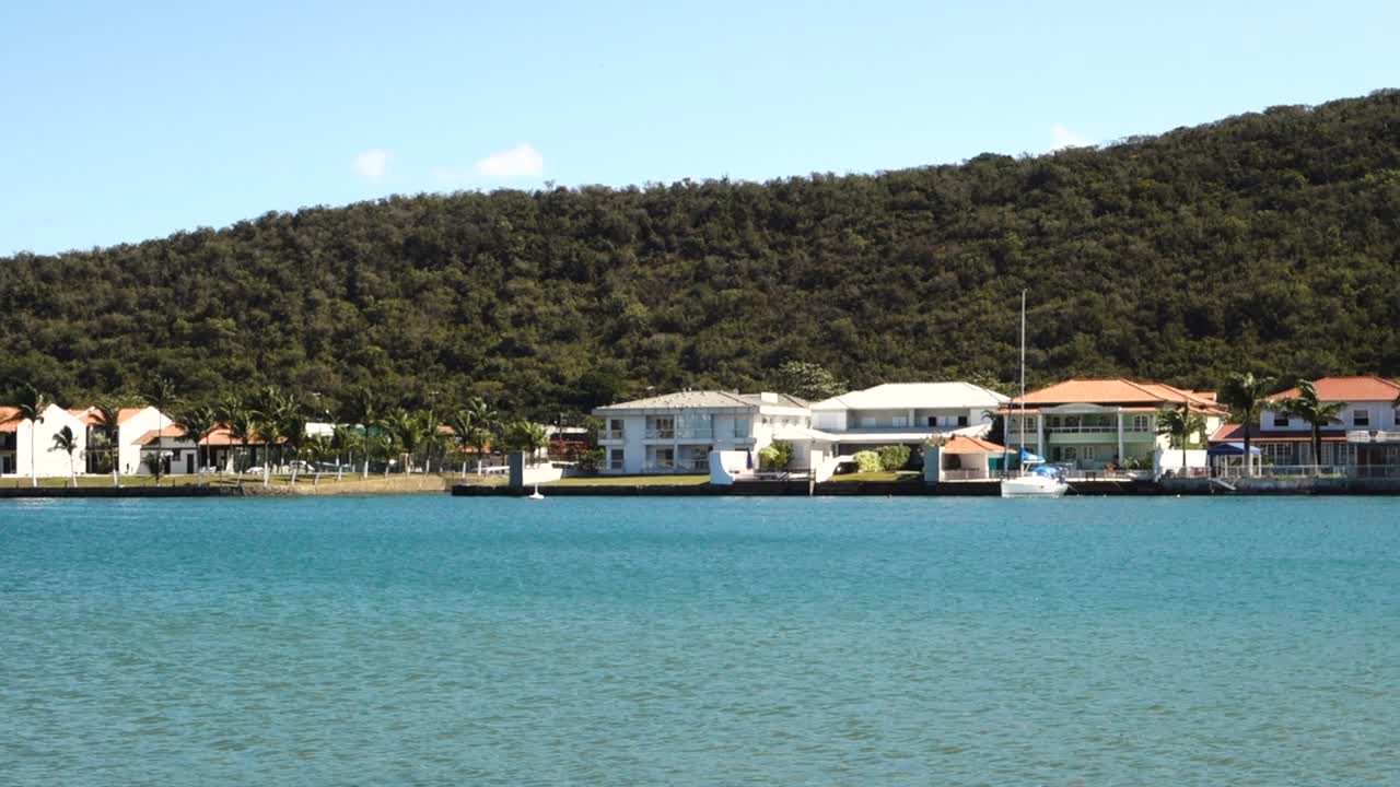 숲이 우거진 섬의 콘도미니엄에 있는 베이프론트 맨션 하우스