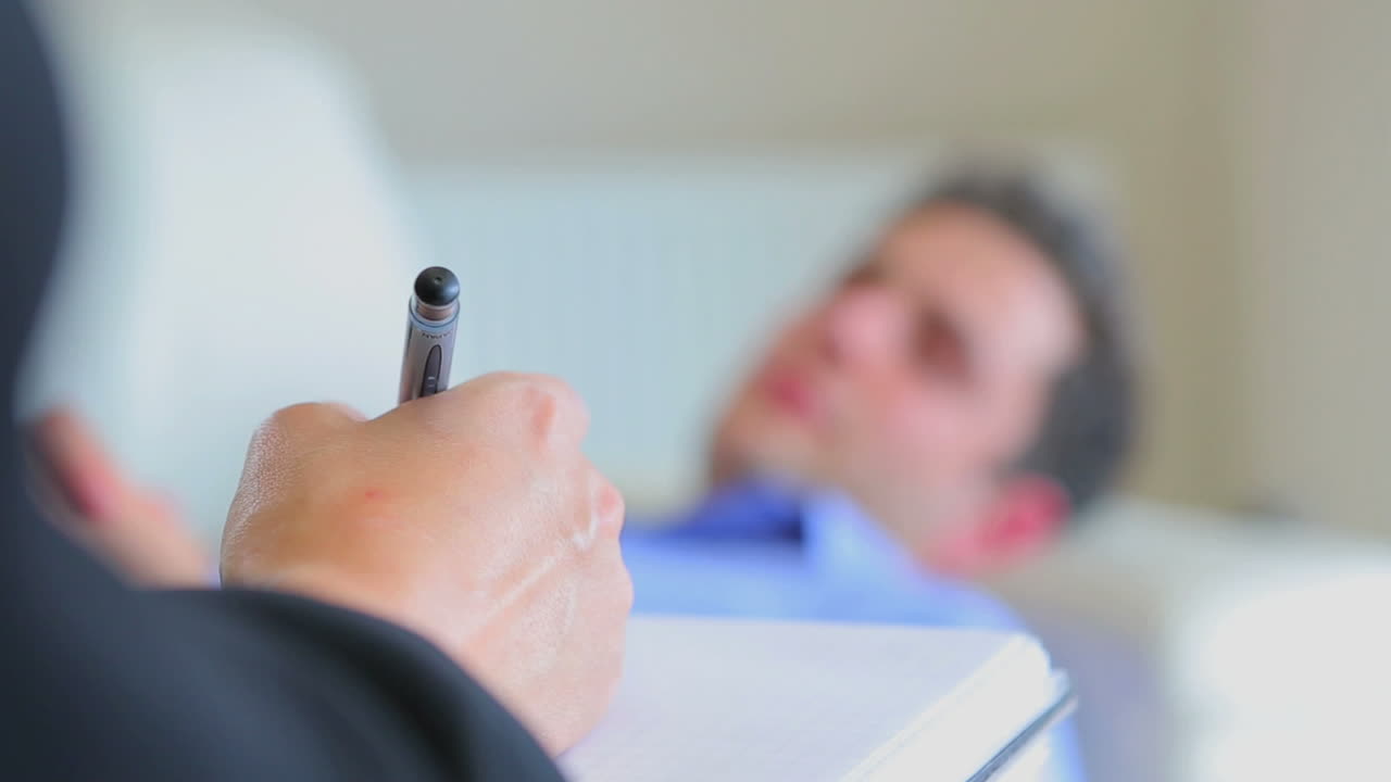 terapeuta haciendo notas