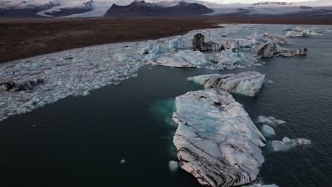 laguna glaciar jokulsarlon en islandia, órbita aérea vasto panorama del paisaje
