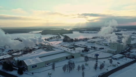 Große-Drohnenaufnahme-Einer-Großen-Zellstofffabrik-In-Lettland-Mit-Schneebedecktem-Boden