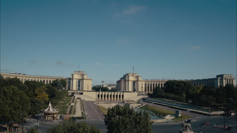 imagen de un avión no tripulado revelando la plaza del trocadero, la plaza, el lugar