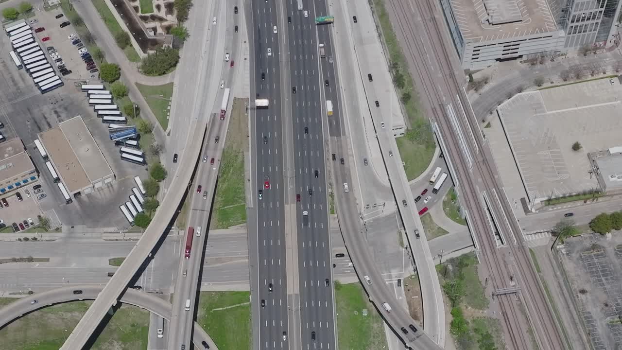 Vista di autostrade e strade nel centro di Dallas, Texas, durante il giorno