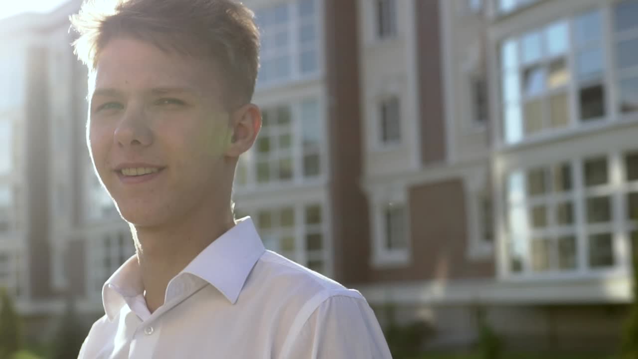 портрет мальчика-подростка на открытом воздухе