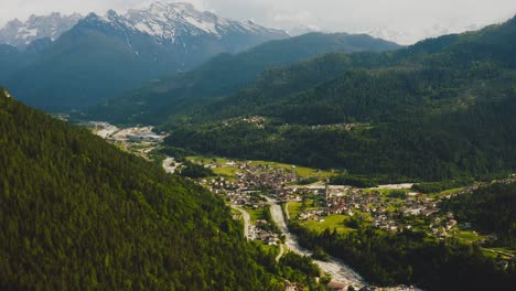 Vista-Aérea-Sobre-El-Pueblo-De-Taibon-Agordino-En-Veneto-Entre-Las-Montañas-Dolomitas,-Italia