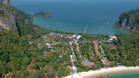 Vista-Aérea-Sobre-La-Playa-De-Railay-Este-Y-Oeste,-Ao-Nang,-Krabi,-Tailandia