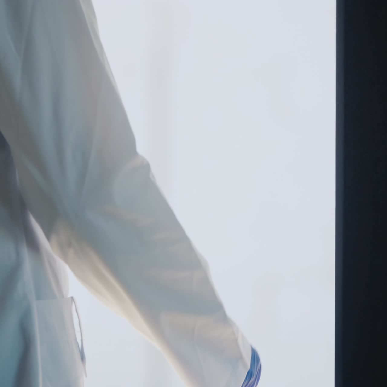 el médico recibe una caja con máscaras protectoras en el punto álgido de la epidemia