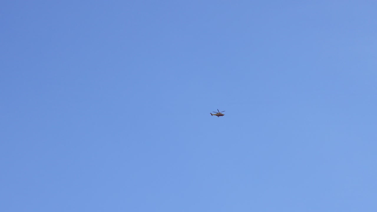 피에몬트 상공의 은 파란 하늘에서 헬리터