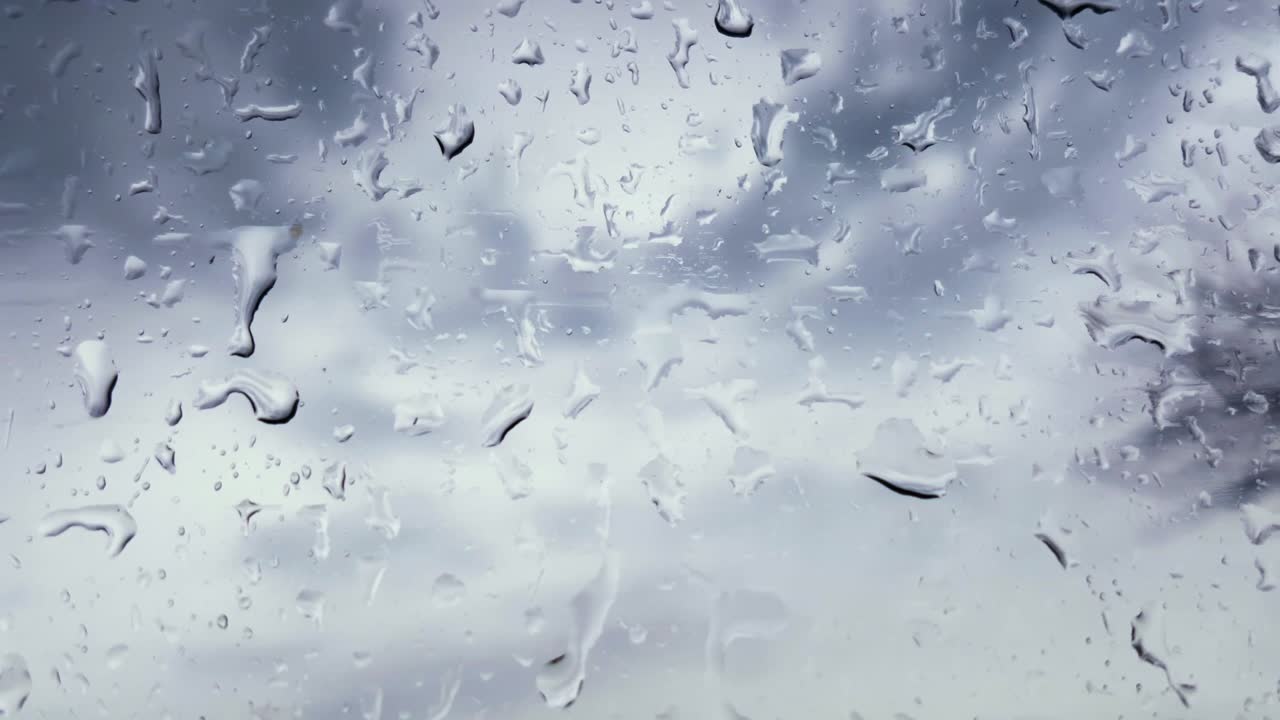 유리 위에 방울이 떨어지는 것