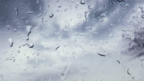 salpicaduras de lluvia en el vidrio