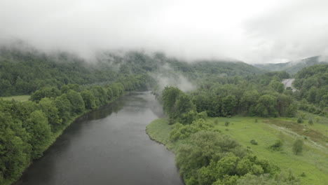 Sobrevolar-Imágenes-Aéreas-De-Drones-Sobre-El-Brumoso-Río-Upper-Delaware